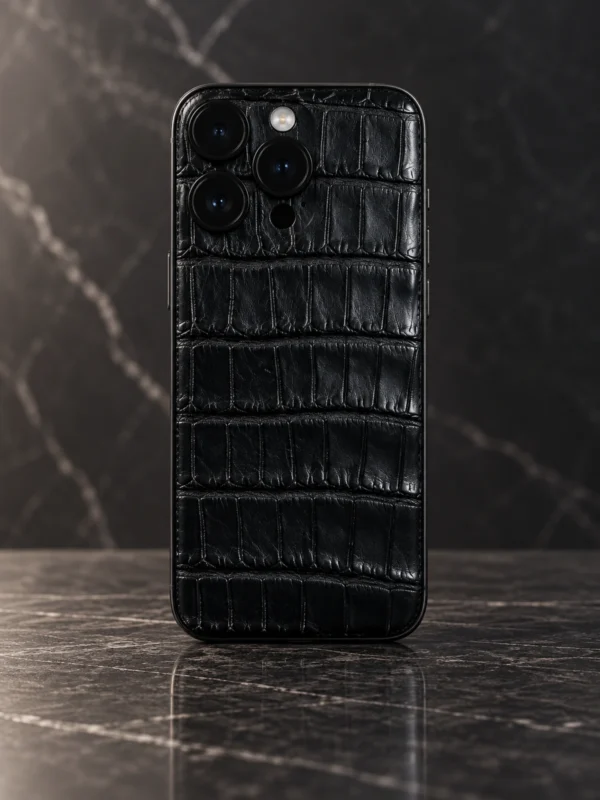 Чёрный iPhone с отделкой из кожи крокодила, вид сзади — заказать в ателье аксессуаров Мобкейс