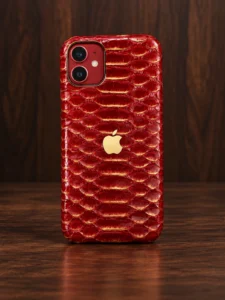 Купить Ярко-красный кожаный чехол из питона с позолоченным логотипом Apple Mobcase 1725 — заказать в ателье премиальных аксессуаров Мобкейс