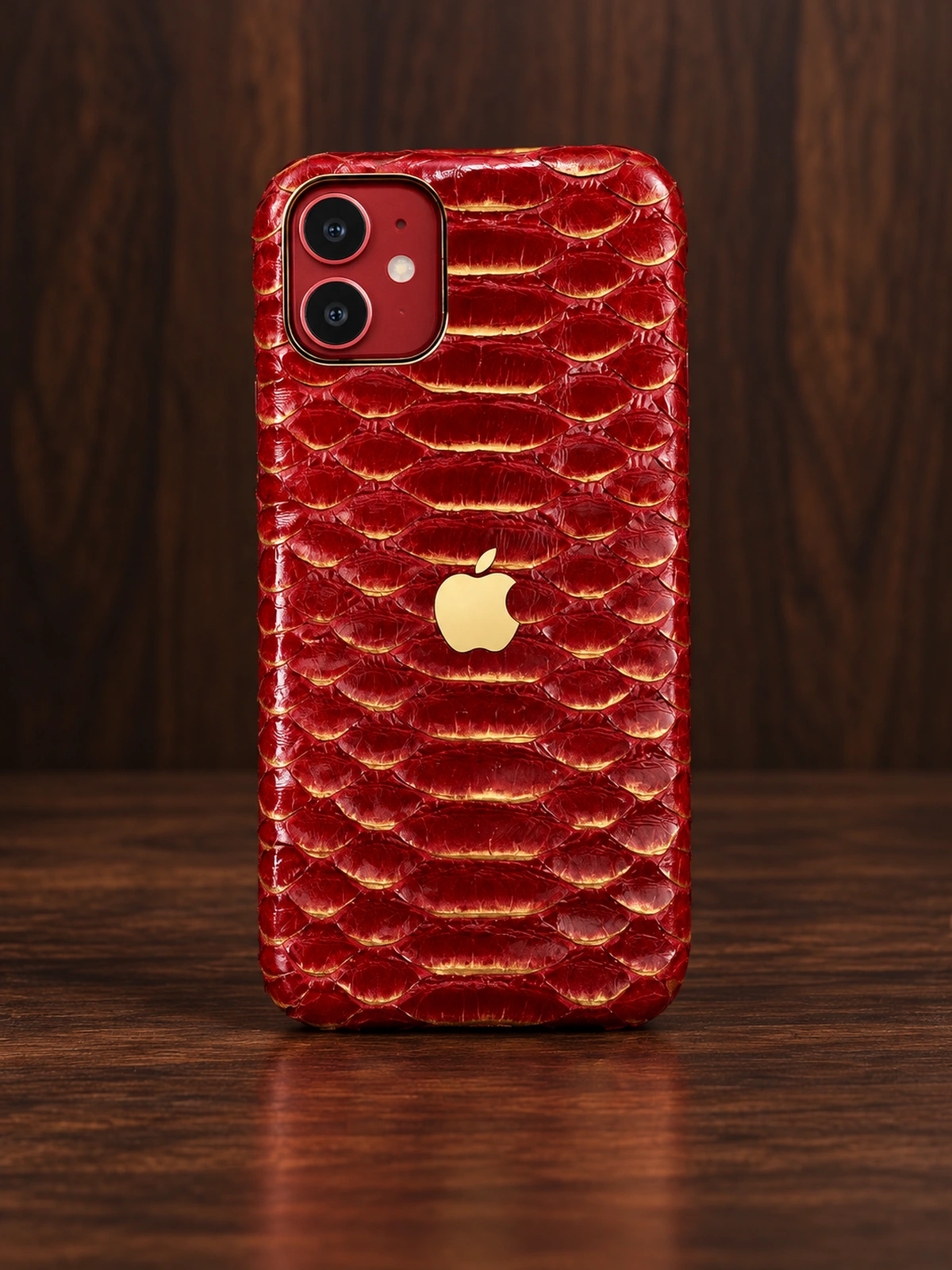 Купить Ярко-красный кожаный чехол из питона с позолоченным логотипом Apple Mobcase 1725 — заказать в ателье премиальных аксессуаров Мобкейс