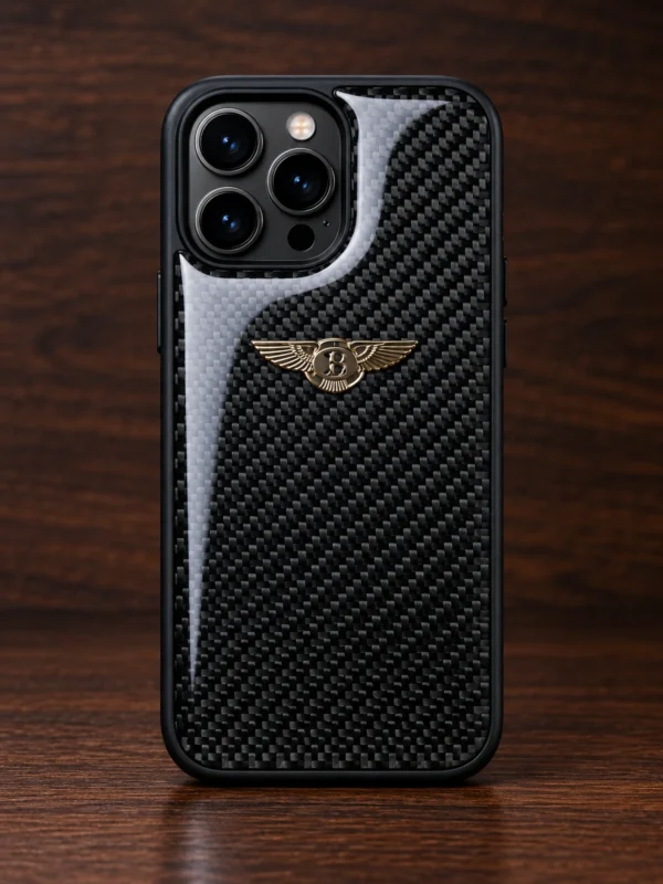 Карбоновый чехол с золотистым логотипом Bentley для iPhone, вид сзади — заказать в ателье аксессуаров Мобкейс