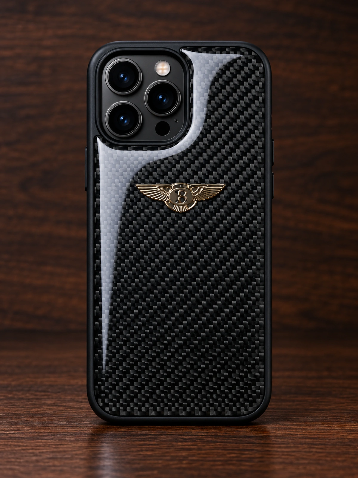 Карбоновый чехол с золотистым логотипом Bentley для iPhone, вид сзади — заказать в ателье аксессуаров Мобкейс