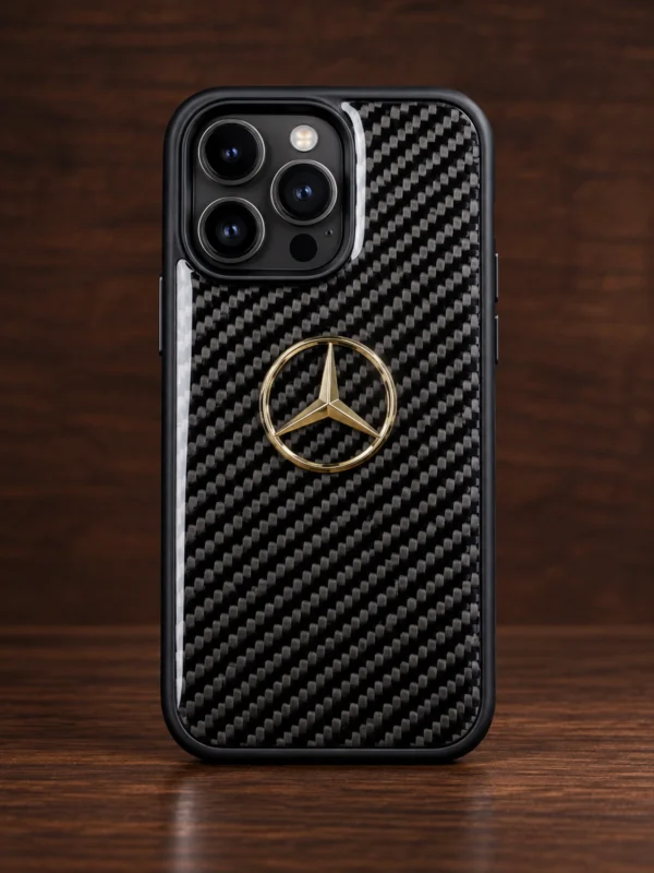 Карбоновый чехол с золотистым логотипом Mercedes для iPhone, вид сзади — заказать в ателье аксессуаров Мобкейс