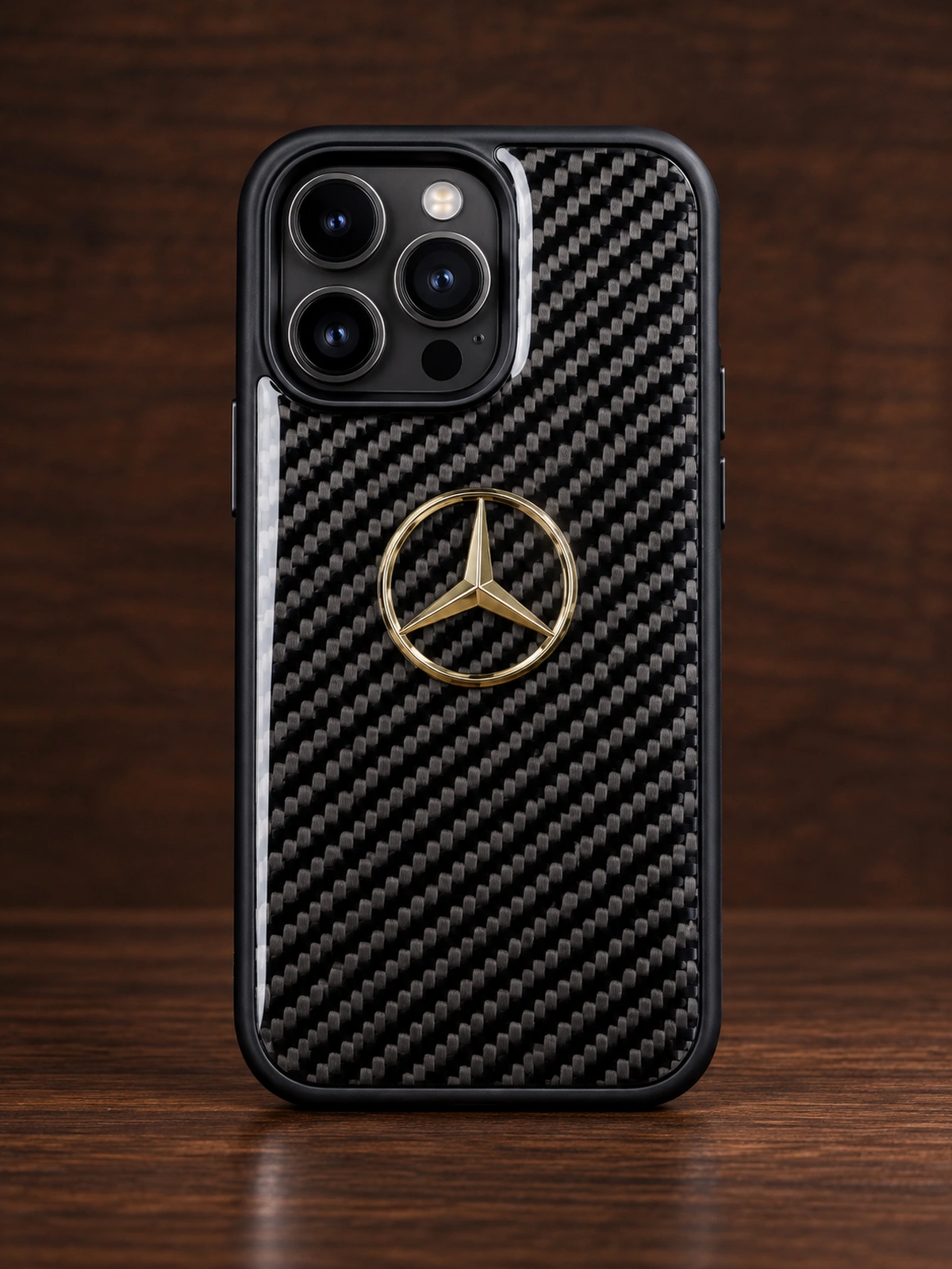 Карбоновый чехол с золотистым логотипом Mercedes для iPhone, вид сзади — заказать в ателье аксессуаров Мобкейс