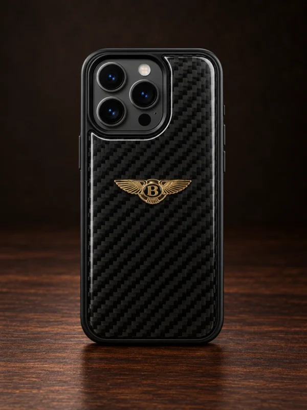 Карбоновый чехол с золотистым логотипом Bentley для iPhone, вид сзади — заказать в ателье аксессуаров Мобкейс