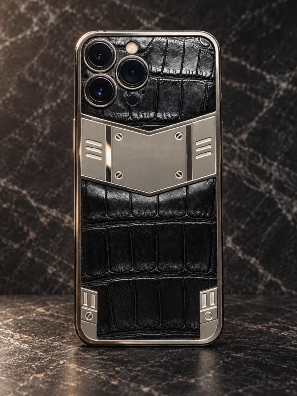 Чёрный iPhone 13 Pro Max с кожей крокодила и металлическими вставками, вид сзади — заказать в ателье аксессуаров Мобкейс