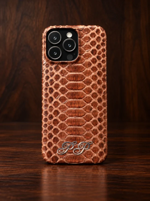Купить Коричневый кожаный чехол из питона с двумя инициалами из серебра Mobcase 1719 — заказать в ателье премиальных аксессуаров Мобкейс