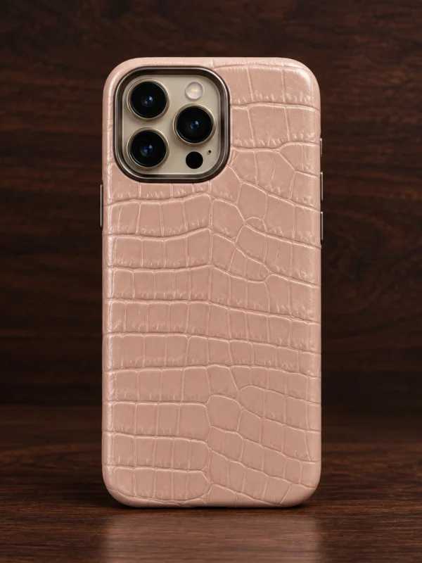 Купить Кожаный чехол на карбоне из кожи под крокодила Mobcase 1756 для iPhone 13 Pro — заказать в ателье премиальных аксессуаров Мобкейс