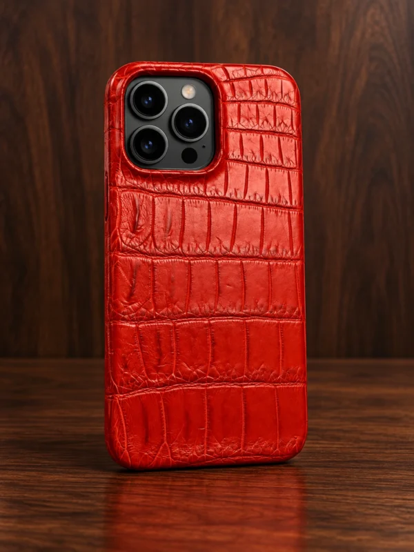 Купить Красный кожаный чехол из крокодила Mobcase 1736 для iPhone 13 Pro — заказать в ателье премиальных аксессуаров Мобкейс
