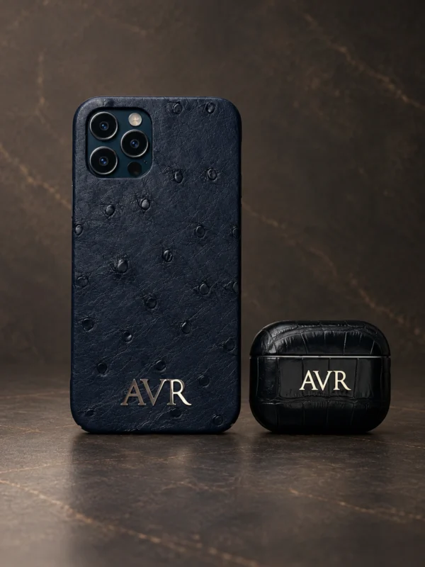 Чёрный комплект чехлов для iPhone и AirPods Pro с инициалами AVR — заказать в ателье аксессуаров Мобкейс