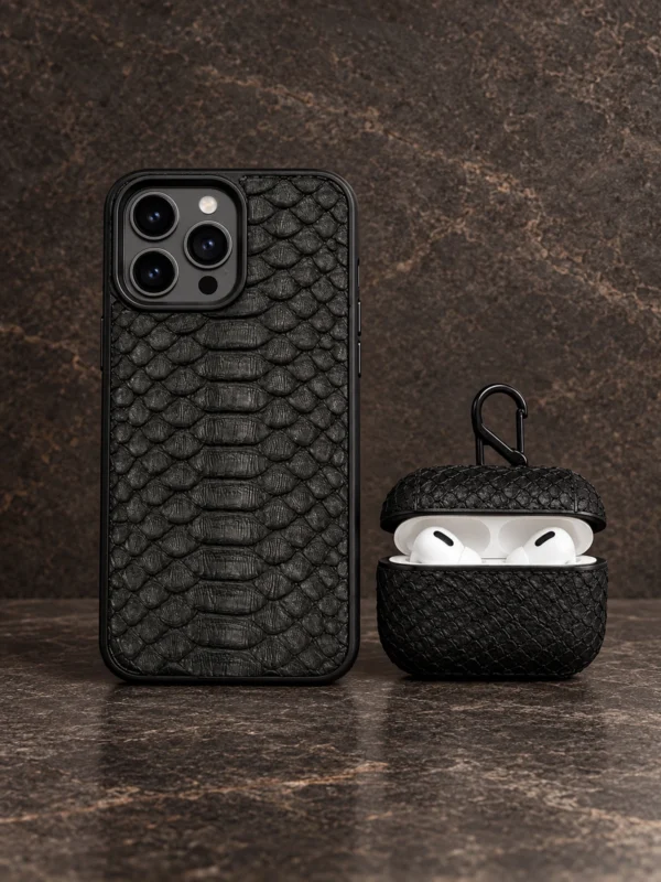 Чёрный комплект из кожи питона: чехол на iPhone 14 Pro и открытый футляр AirPods Pro — заказать в ателье аксессуаров Мобкейс