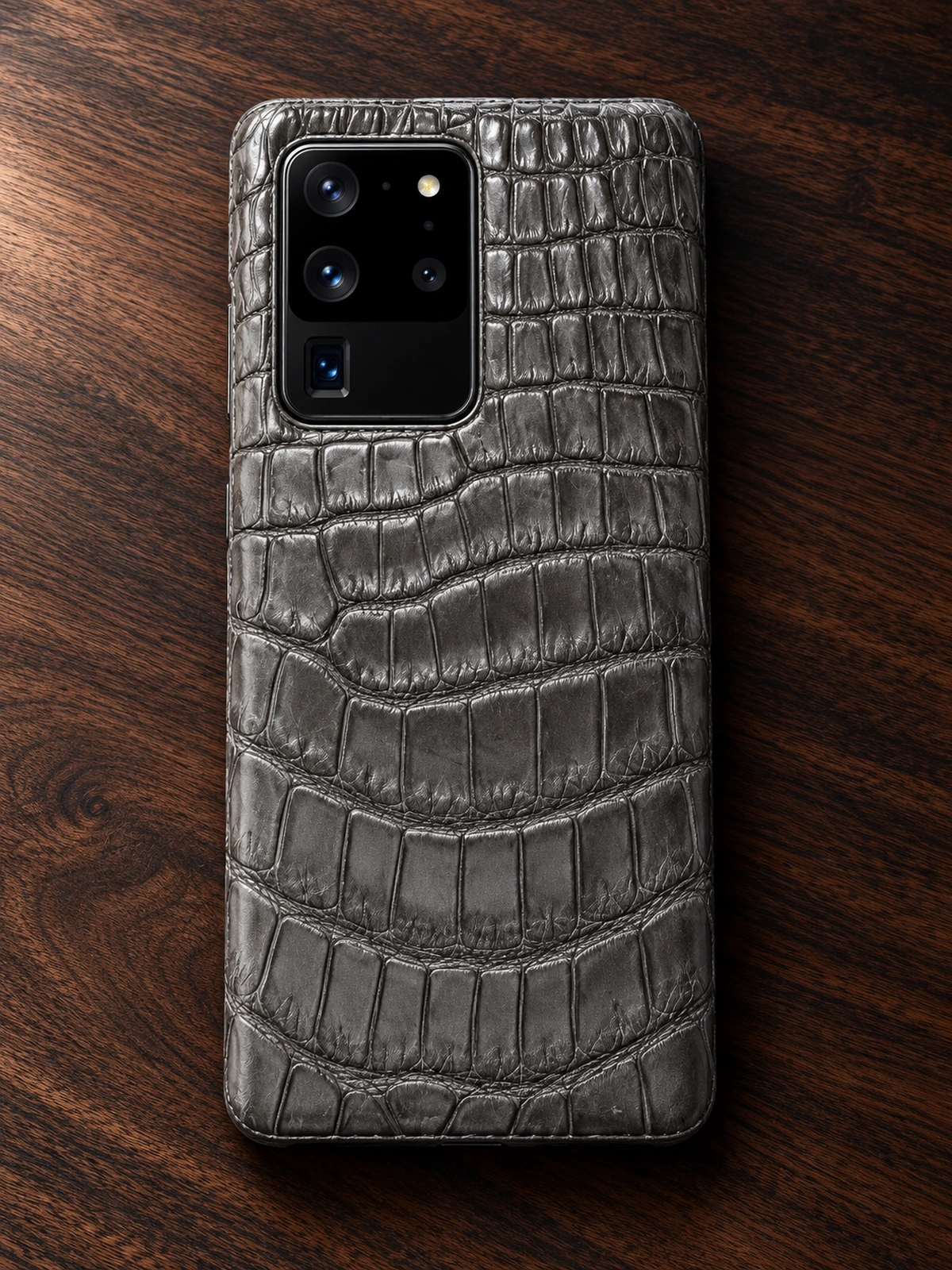 Серый Samsung Galaxy S20 Ultra с моддингом из кожи крокодила, вид сзади — заказать в ателье аксессуаров Мобкейс