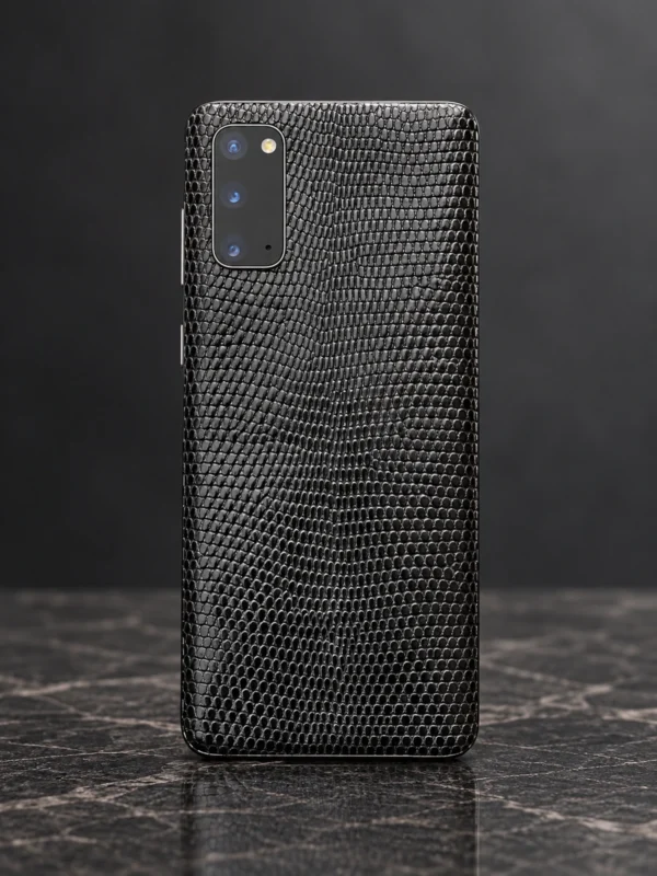 Samsung S20 с моддингом из чёрной кожи ящерицы, вид сзади — заказать в ателье аксессуаров Мобкейс
