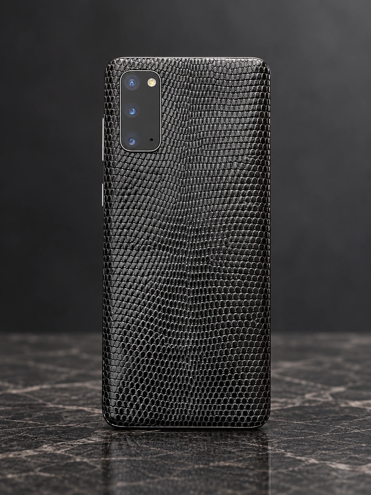 Samsung S20 с моддингом из чёрной кожи ящерицы, вид сзади — заказать в ателье аксессуаров Мобкейс