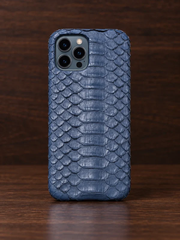 Купить Синий кожаный чехол из питона ручной работы Mobcase 1746 для iPhone 12 Pro — заказать в ателье премиальных аксессуаров Мобкейс