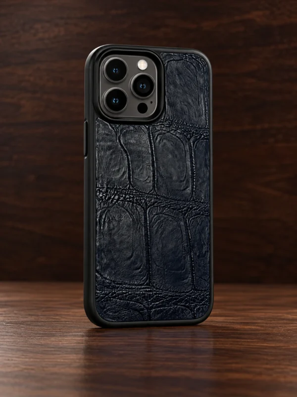 Купить Тёмно-синий кожаный чехол из крокодила с силиконовыми бортами Mobcase 1740 для iPhone 13 Pro — заказать в ателье премиальных аксессуаров Мобкейс