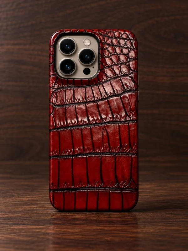 Купить Вишнёвый кожаный чехол из крокодила Mobcase 1734 для iPhone 13 Pro — заказать в ателье премиальных аксессуаров Мобкейс