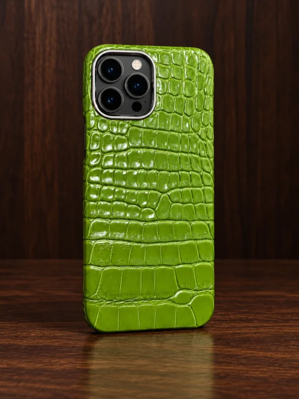 Купить Зелёный чехол на карбоне из кожи крокодила Mobcase 1757 для iPhone 13 Pro — заказать в ателье премиальных аксессуаров Мобкейс