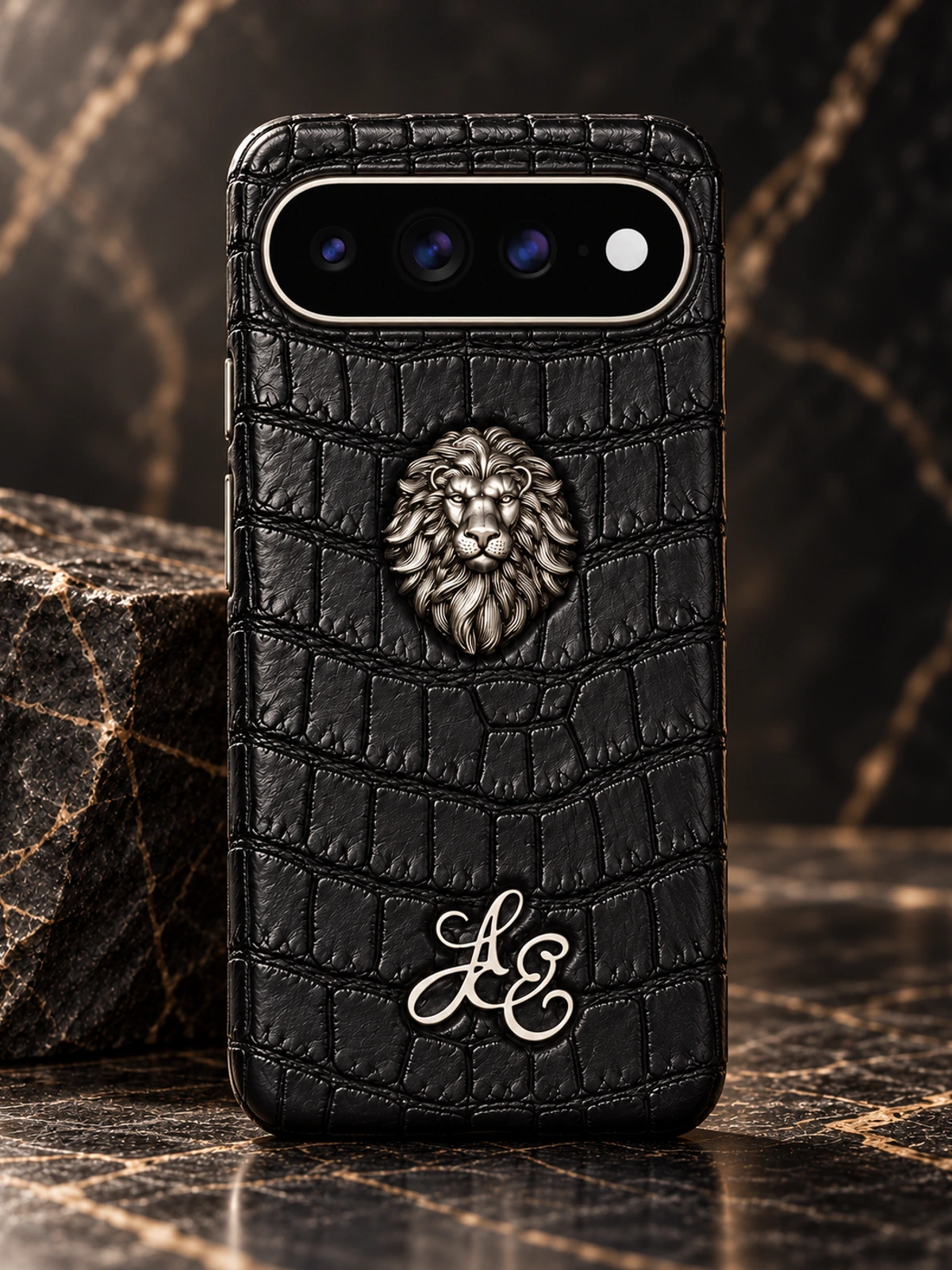 Купить Чёрный чехол из кожи крокодила с головой льва Mobcase Lion для Google Pixel 11 Pro XL — заказать в ателье премиальных аксессуаров Мобкейс