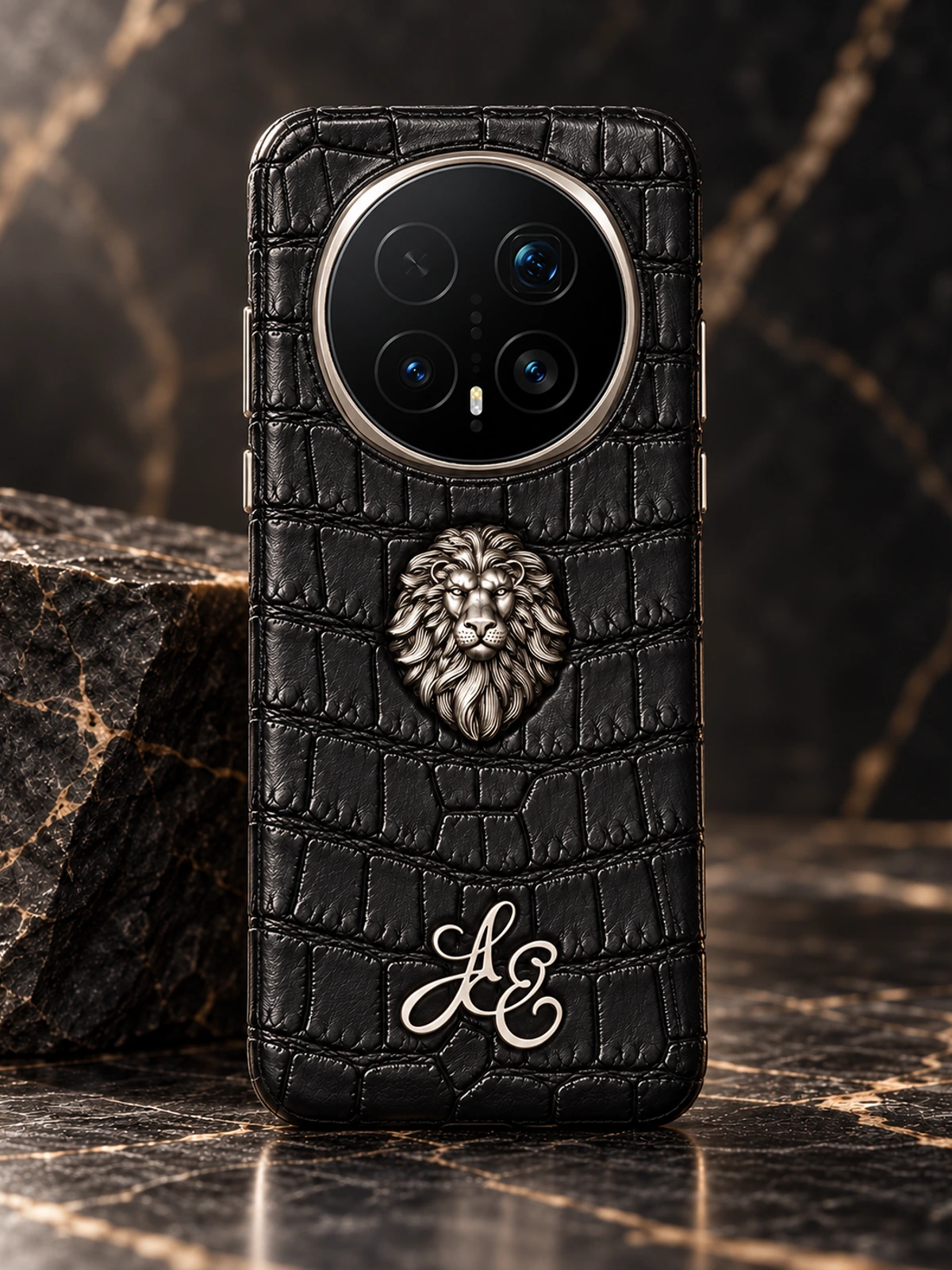 Купить Чёрный чехол из кожи крокодила с головой льва Mobcase Lion для HONOR Magic8 Pro — заказать в ателье премиальных аксессуаров Мобкейс