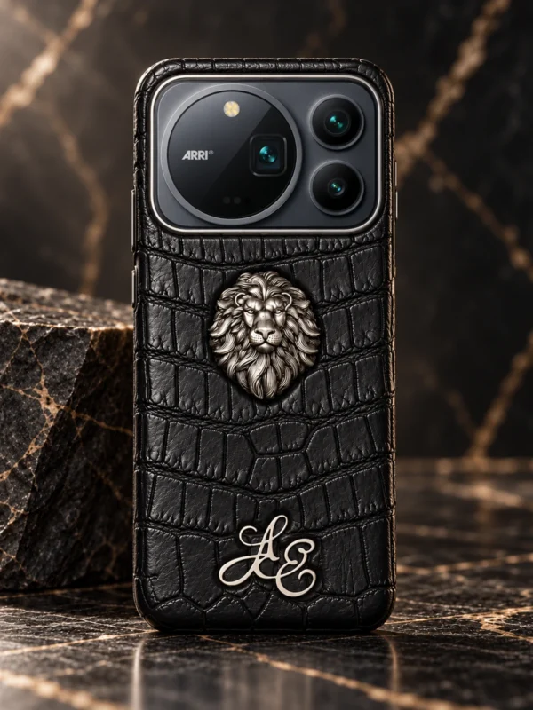 Купить Чёрный чехол из кожи крокодила с головой льва Mobcase Lion для HONOR Magic9 Pro Max — заказать в ателье премиальных аксессуаров Мобкейс