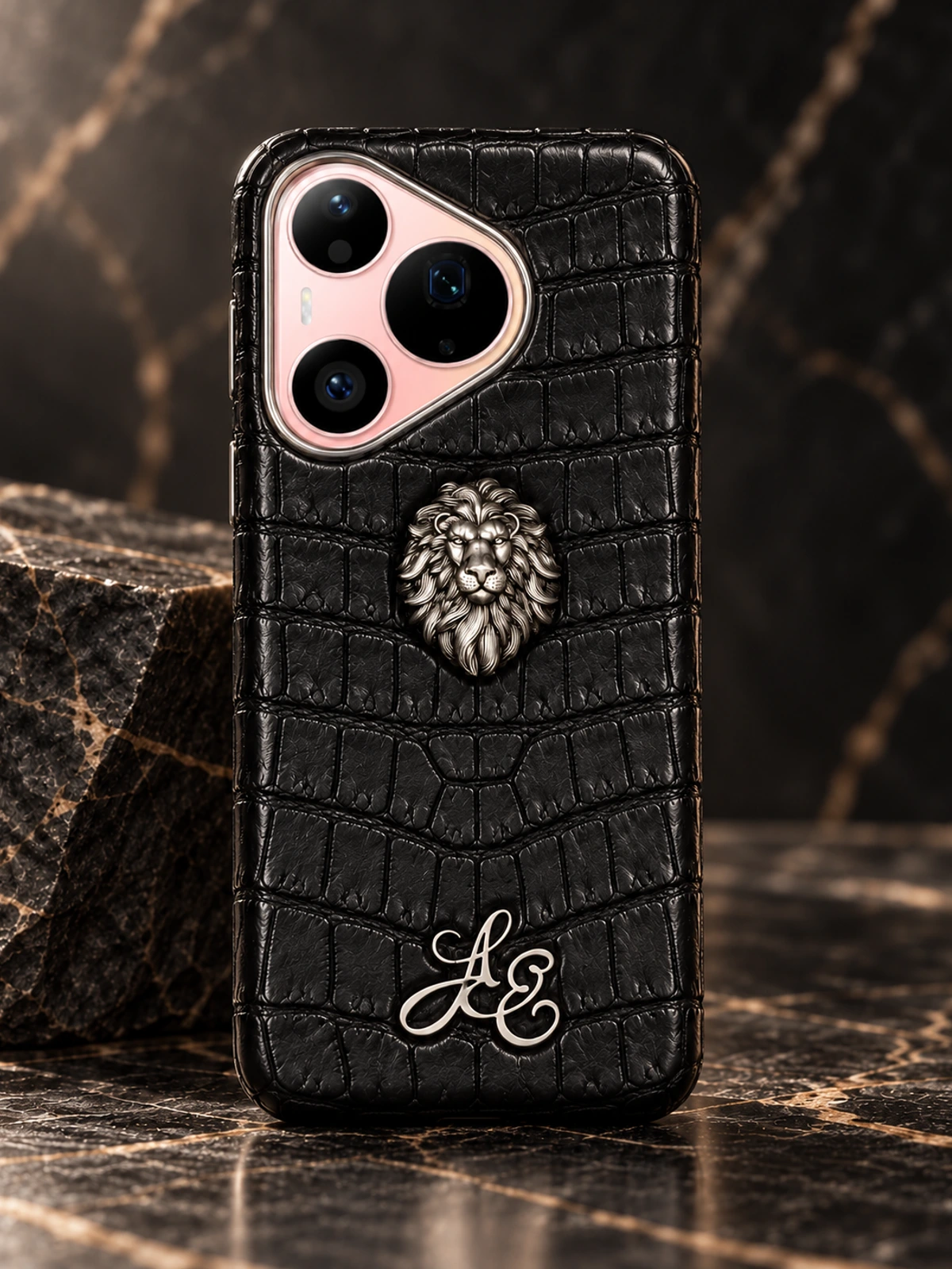 Купить Чёрный чехол из кожи крокодила с головой льва Mobcase Lion для HUAWEI Pura 90 Pro — заказать в ателье премиальных аксессуаров Мобкейс