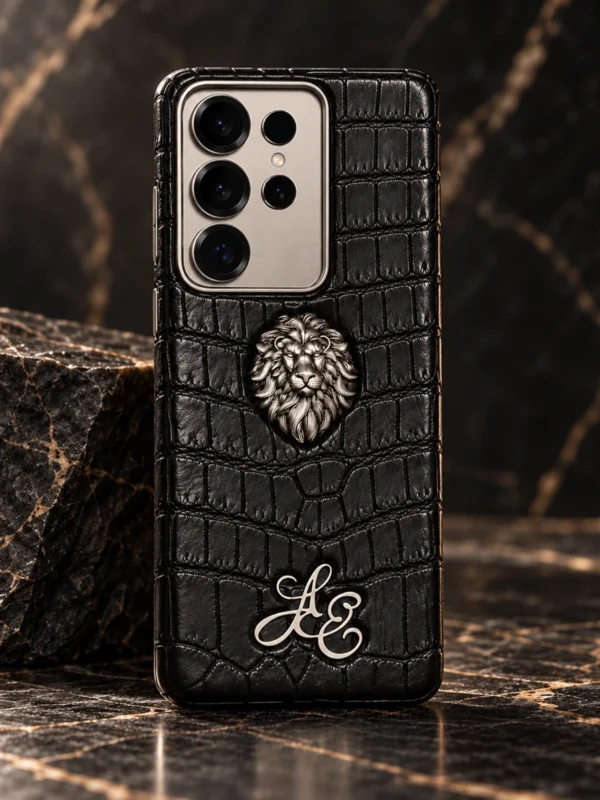 Купить Чёрный чехол из кожи крокодила с головой льва Mobcase Lion для Samsung Galaxy S25 Ultra — заказать в ателье премиальных аксессуаров Мобкейс