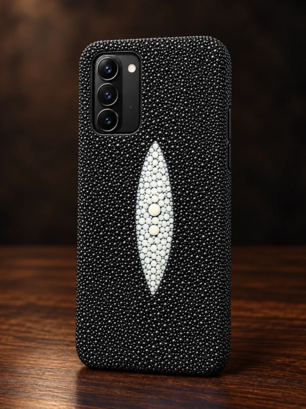 Купить Чёрный кожаный чехол из ската Mobcase 1200 — заказать в ателье премиальных аксессуаров Мобкейс