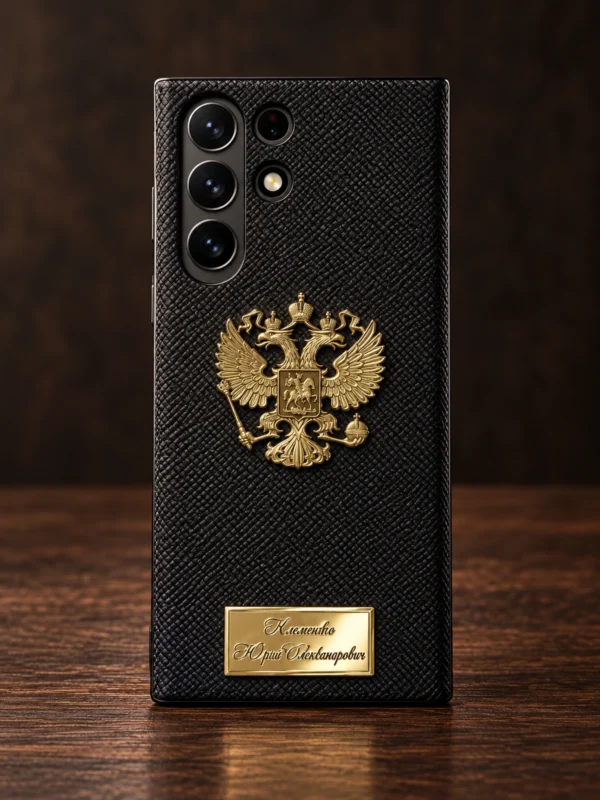 Чёрный кожаный чехол для Samsung с золотистым гербом России и именной табличкой, вид сзади — заказать в ателье аксессуаров Мобкейс