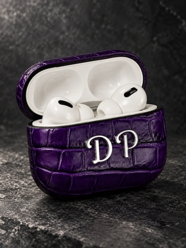 Фиолетовый чехол из кожи крокодила для AirPods Pro 2 с инициалами DP и открытой крышкой — заказать в ателье аксессуаров Мобкейс