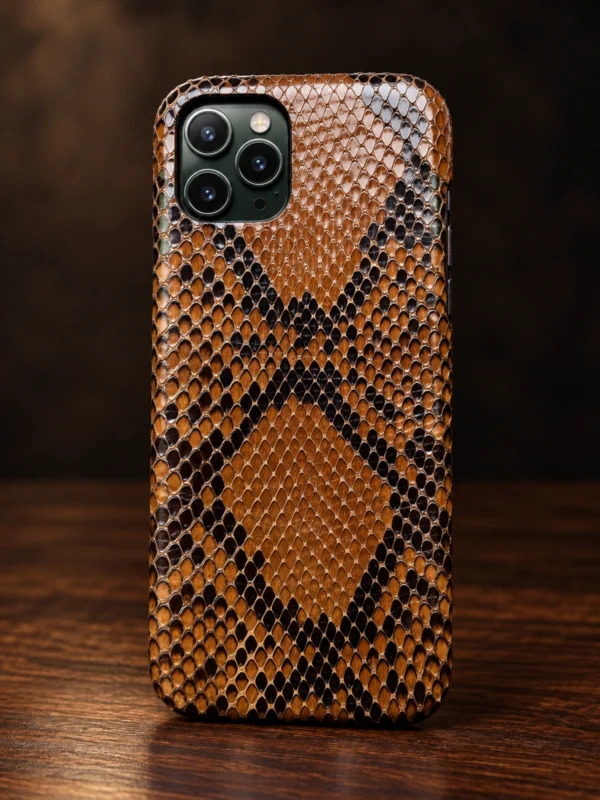 Купить Эксклюзивный кожаный чехол из питона Mobcase 1226 — заказать в ателье премиальных аксессуаров Мобкейс