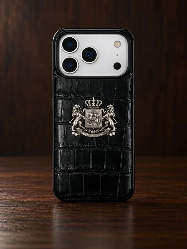 Чёрный чехол из кожи крокодила с серебристым гербом Грузии на iPhone, вид сзади — заказать в ателье аксессуаров Мобкейс
