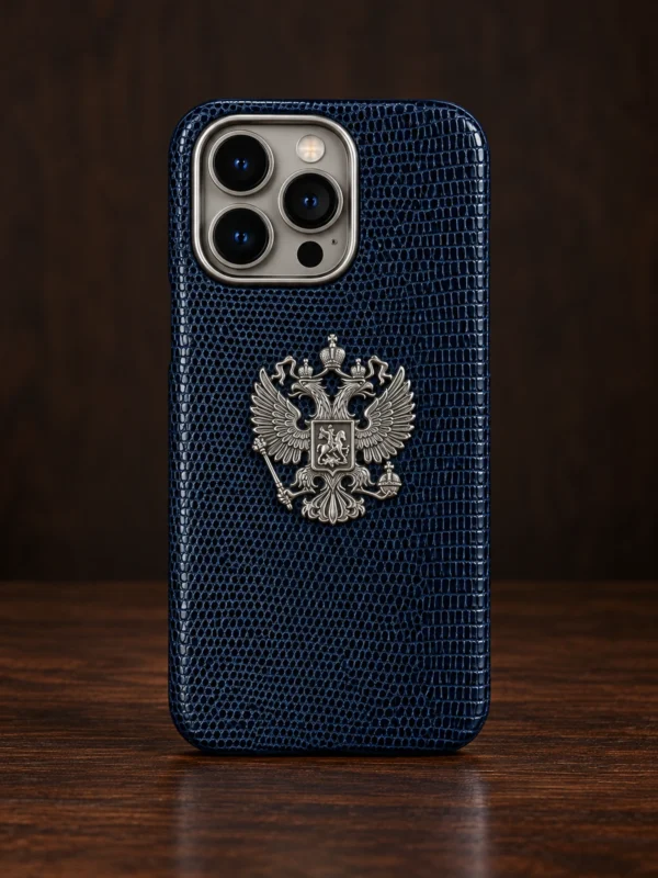 Тёмно-синий чехол из кожи игуаны с серебристым гербом России на iPhone, вид сзади — заказать в ателье аксессуаров Мобкейс