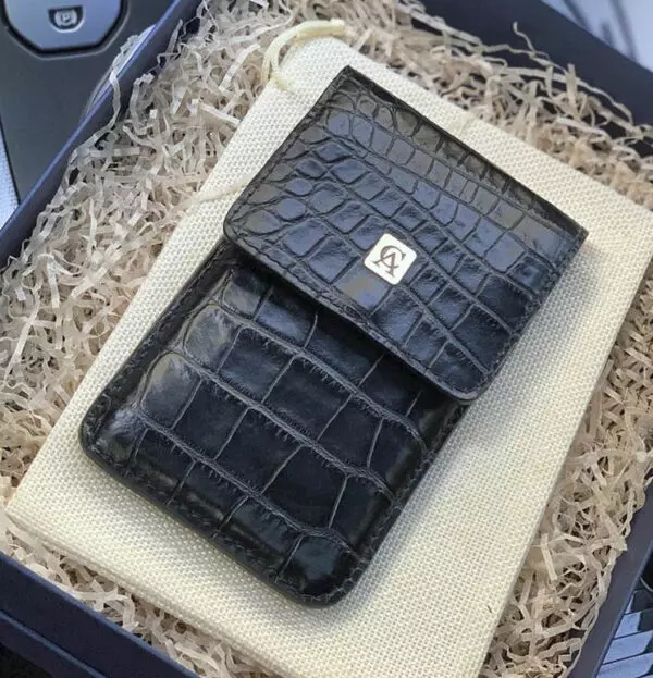 Чехол-карман с логотипом из натуральной, чёрной кожи, Mobcase 940