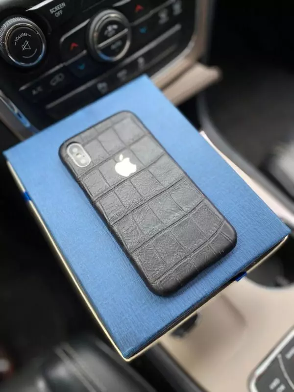 Чёрный кожаный чехол с логотипом Apple Mobcase 1215