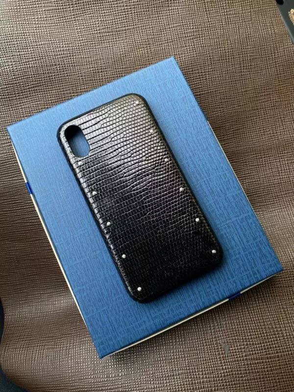 Эксклюзивный чёрный чехол из кожи игуана в серебре Mobcase 1361