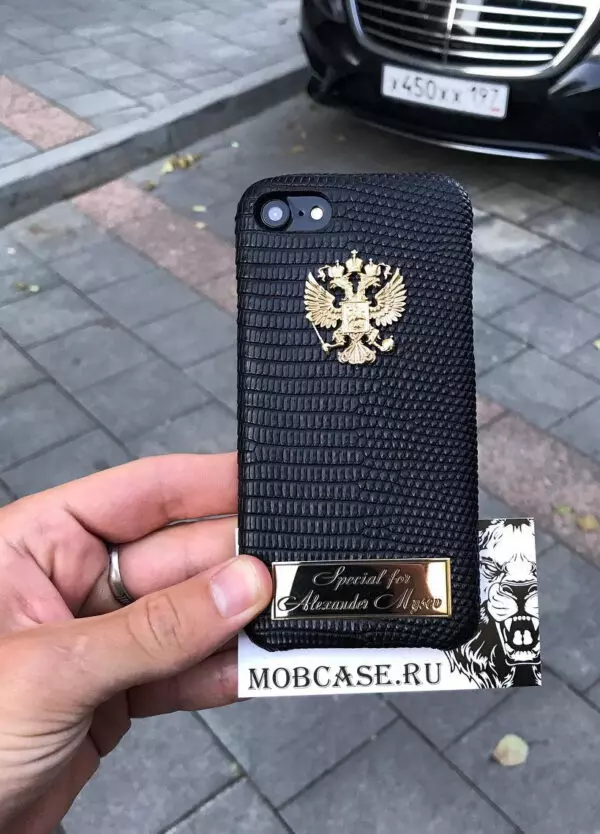 Именной чехол с гербом России из чёрной кожи Игуана, Mobcase 723 для iPhone 7, 8, 7 Plus, 8 Plus, X, XS, XSMAX, XR