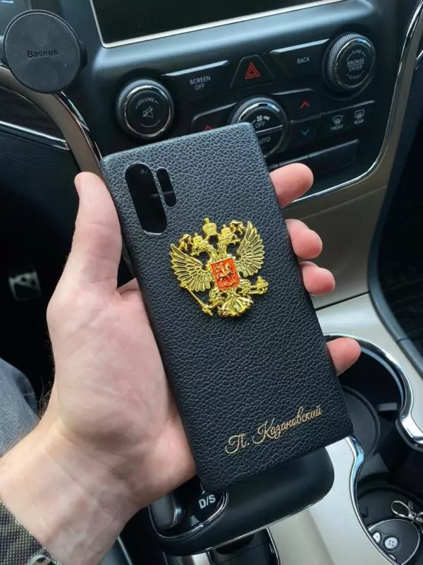 Именной чехол с гербом России из чёрной кожи, Mobcase 1084