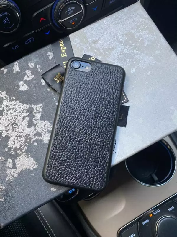 Кожаный чехол чёрного цвета с выделкой Caviar Mobcase 836