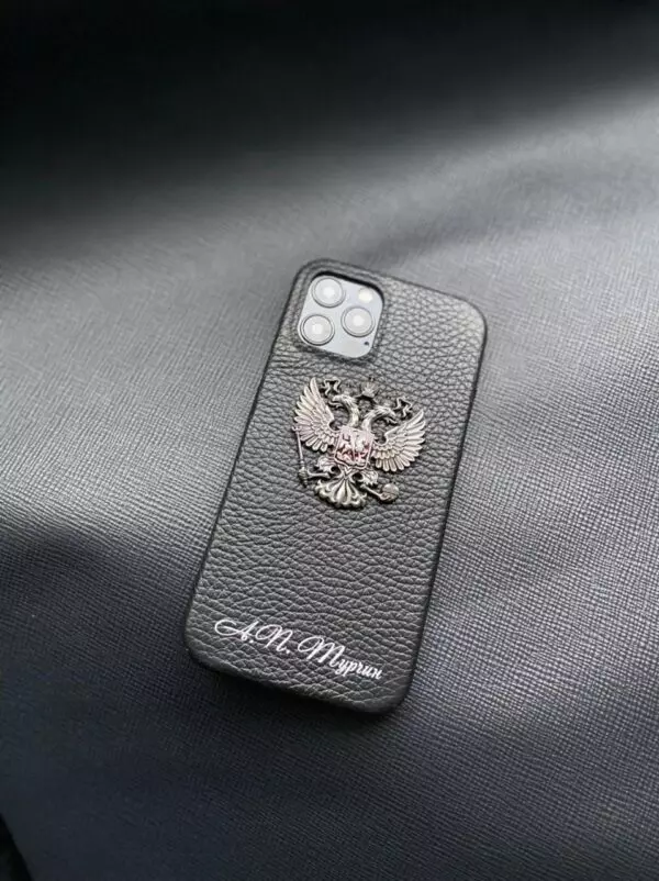 Кожаный чёрный чехол с именем и гербом России Mobcase 1396