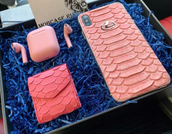 Кожаный, розовый чехол с серебряным логотипом Lexus Mobcase 845