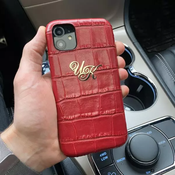 Красный чехол из кожи крокодила с инициалами ИК, Mobcase 1050