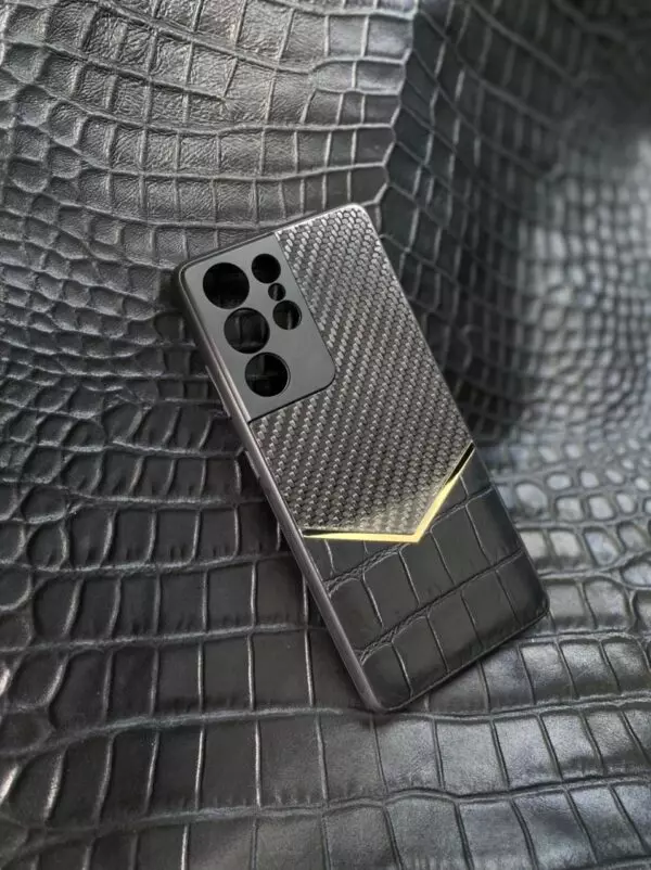 Противоударный чёрный чехол с карбоновой вставкой Mobcase 1539 для Samsung Galaxy S21 Ultra