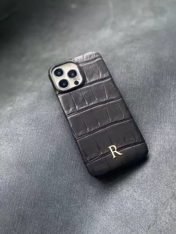 Чёрный кожаный чехол из крокодила с буквой из серебра Mobcase 1659