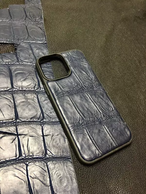 Тёмно-синий кожаный чехол из крокодила с силиконовыми бортами Mobcase 1741 для iPhone 13 Pro Max