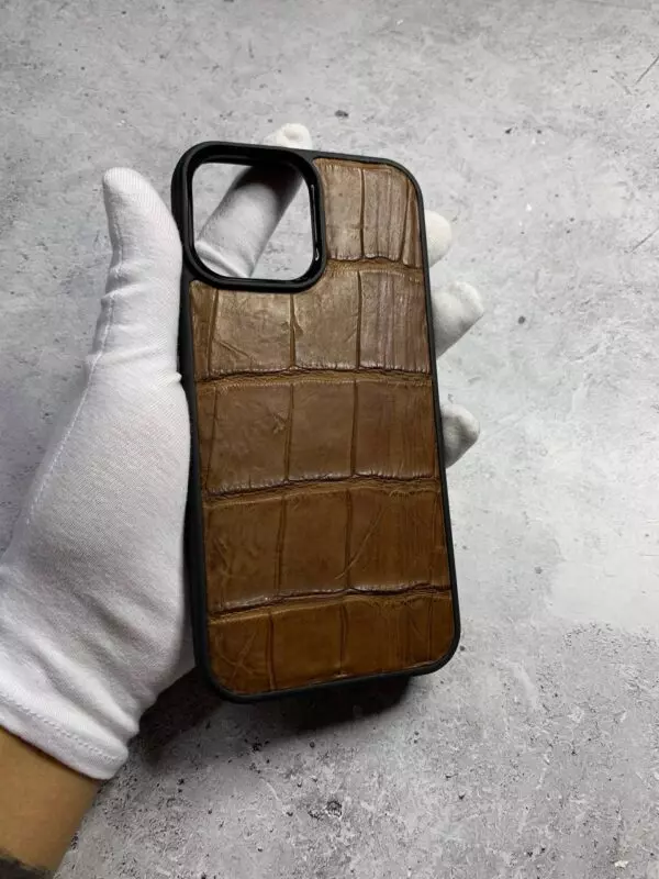 Коричневый кожаный чехол из крокодила с силиконовыми бортами Mobcase 1742 для iPhone 13 Pro Max