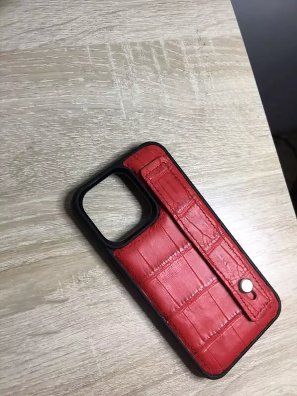 Красный противоударный чехол из кожи крокодила и кольцом под пальцы Mobcase 1747 для iPhone 13 Pro