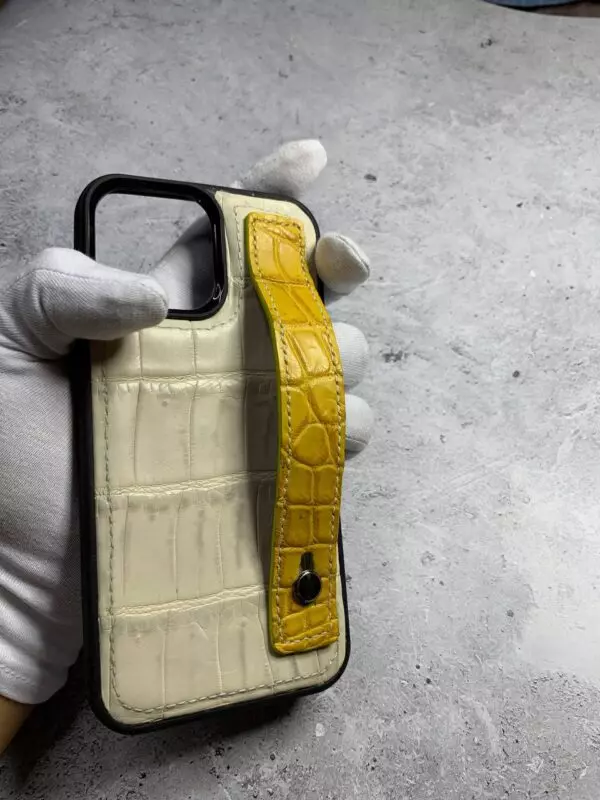 Противоударный белый кожаный чехол с ремешком под пальцы рук Mobcase 1750 для iPhone 13 Pro Max