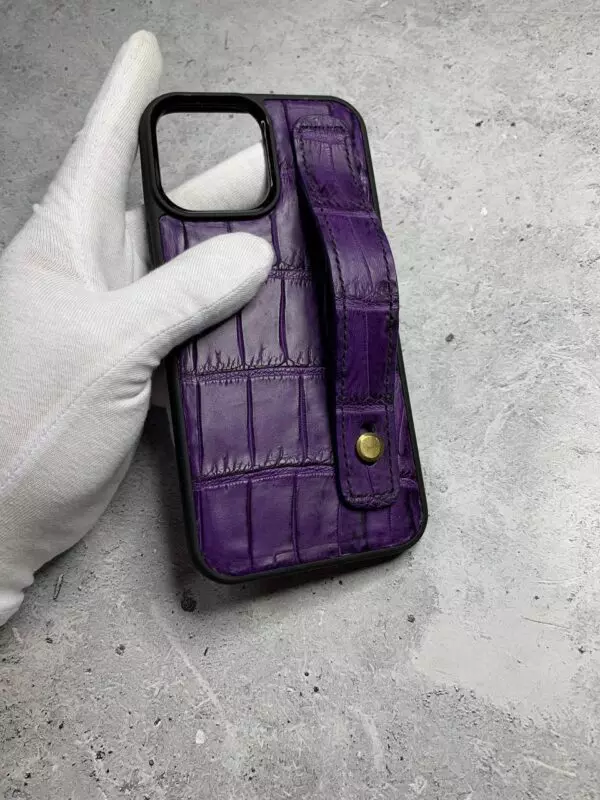 Противоударный сиреневый кожаный чехол с ремешком под пальцы рук Mobcase 1751 для iPhone 13 Pro Max