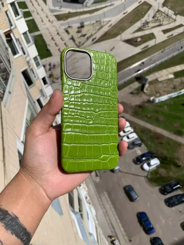 Зелёный чехол на карбоне из кожи крокодила Mobcase 1757 для iPhone 13 Pro