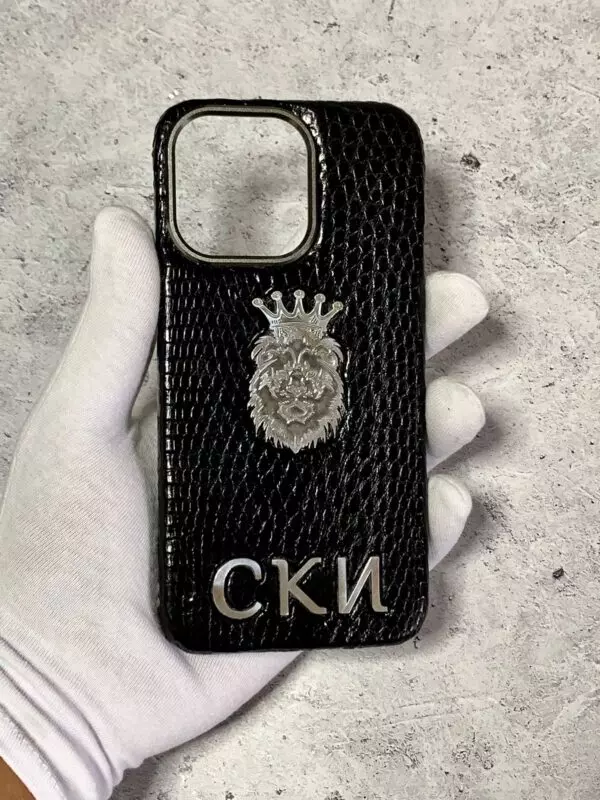 Чёрный кожаный чехол на карбоне с серебряным львом Mobcase 1778 для iPhone